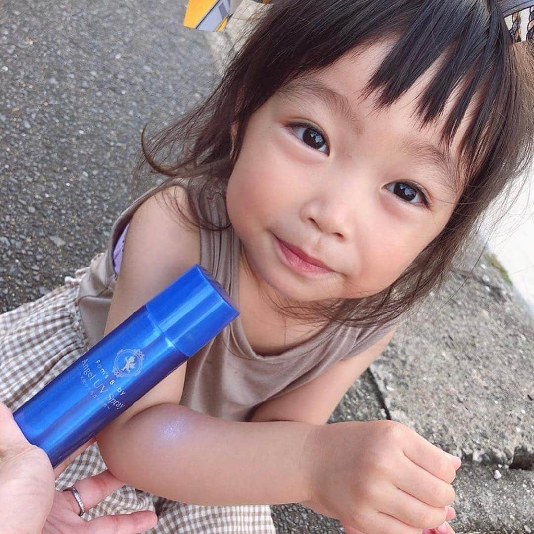 Fam's Baby ファムズベビーさんのインスタグラム写真 - (Fam's Baby ファムズベビーInstagram)「お肌が弱いお子様でも安心してお使い頂けます☘️ ・ ・ #女の子まま#famsbaby#新米ママと繋がりたい#コドモダカラ#まま#子供とお出かけ#ママ会#子育てあるある ・ #Repost @aiko_fuchi ・・・ . 2019.06.23 . . 夏は日焼け止めが必須🌴☀️ 子供達も外出る前は日焼け止めつけるよ👍✨ ゆずの幼稚園行く前は念入りに💗 . . ファムズベビー様から頂いたUVスプレー♥ 赤ちゃんから使える肌に優しい日焼け止め👶☀︎ 日焼け止めってベタベタになりがちだけど このUVスプレーは付け心地サラサラだからいい感じ🙆‍♀️💗 ファムズUVで検索してみてね✔️♪ . . . #ファムズuv#famsuv#ファムズ日焼け止め#エンジェルuvスプレー#angeluv#敏感肌日焼け止め#promotion #1歳#女の子ママ#姉妹ママ#ママリ#ベビフル#コノビー#コドモノ#mamagirl#ママタス#子育てぐらむ#comona」6月25日 18時40分 - famsbaby