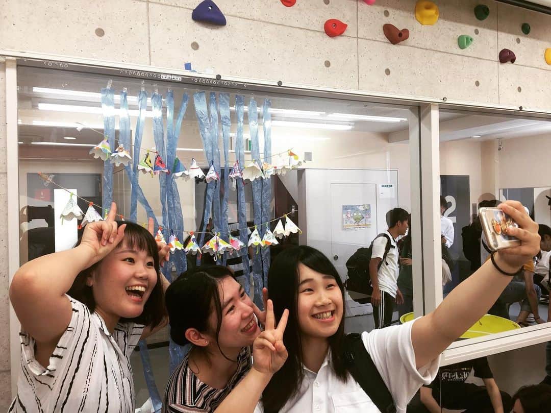 東京スポーツ・レクリエーション専門学校さんのインスタグラム写真 - (東京スポーツ・レクリエーション専門学校Instagram)「最近、出番の少ない、こども保育スポーツ科。  こどもの心身の発達を考えて指導案を作成します。  今日の模擬保育は、偶然にも、傘の作成＆カタツムリの作成。  コラボした壁面装飾が出来たので記念撮影📸」6月25日 18時53分 - jikeitsr