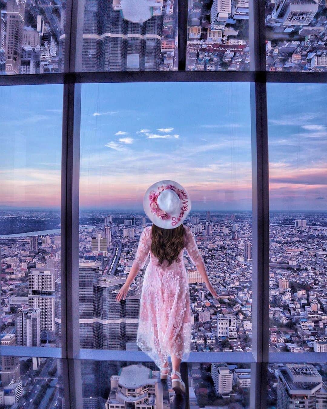 タビジョのインスタグラム：「こんばんは😊 タイ・バンコクのお写真は 「#タビジョ」と合わせて 「#tabijyomap_bangkok」でお待ちしてます！  本日はこちら💕 ＊＊＊＊＊＊ 📸@sweets__nano さん 🚩タイ・バンコク 「マハナコーンタワー」 🎙ご本人コメント バンコクのスカイウォーク🌟💖 ＊＊＊＊＊＊ 空に向かってあるいているようなお写真ですね☺️💕 写真には昼がおすすめですが、夜景もとても綺麗でおすすめですよ😊✨ ＊＊＊＊＊＊ #タビジョ #タビジョと繋がりたい  #tabijyomap_bangkok」