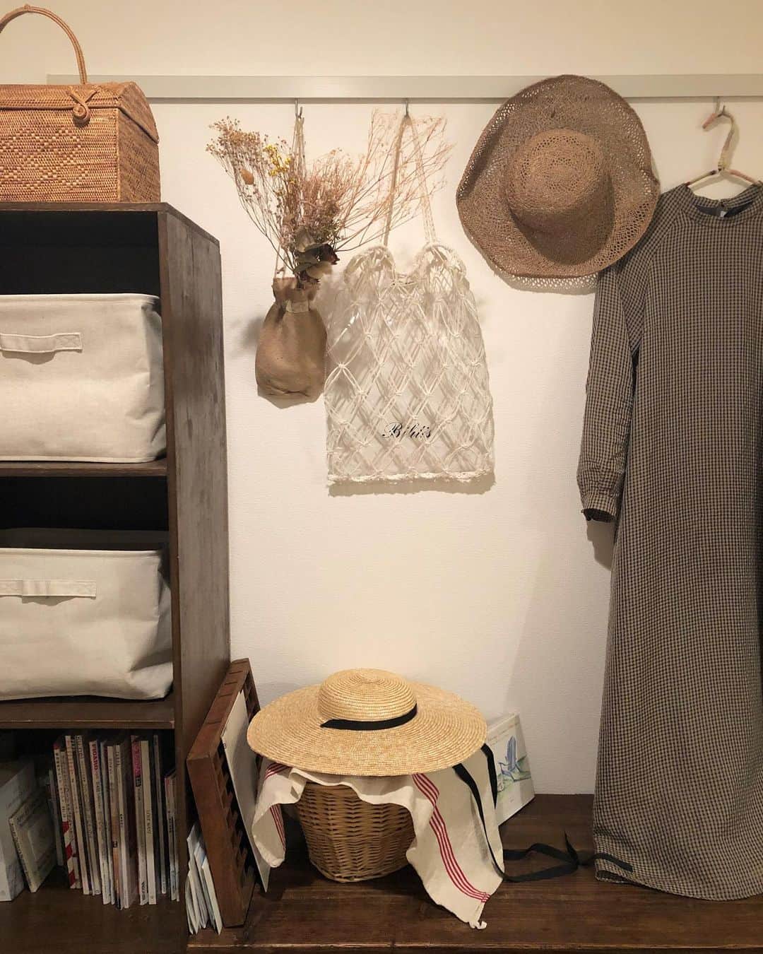 柴田紗希さんのインスタグラム写真 - (柴田紗希Instagram)「my roomです。 家での趣味を聞かれたら ひたすら部屋の模様替え♡ あぁ楽しい 昨日気づけば夜中急に動き出してせっせと一人で静かに家具を移動しておりました。 あぁ楽しい 心のデトックスの一つですね☺️ #myroom」6月25日 18時54分 - shibasaaki
