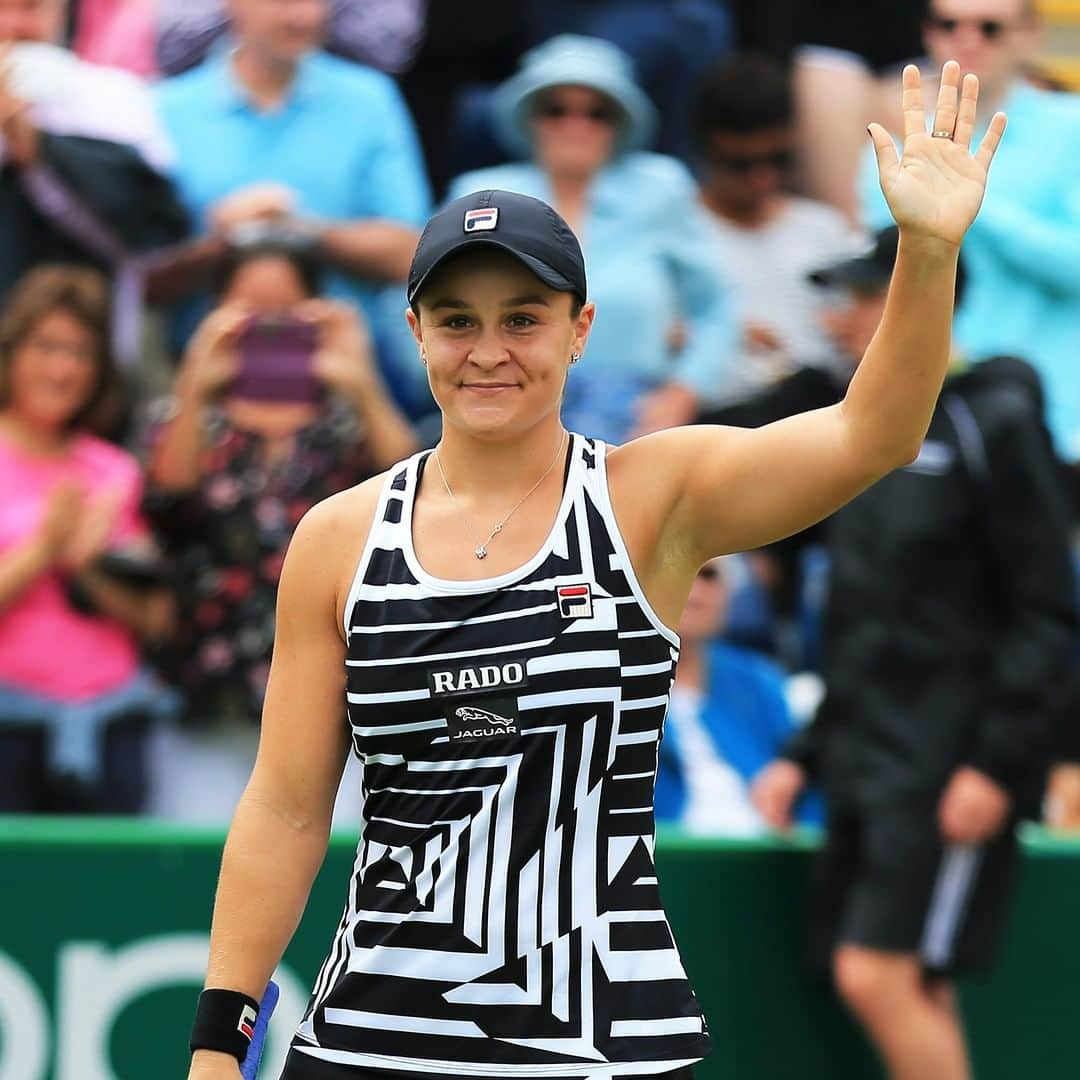 ラドーさんのインスタグラム写真 - (ラドーInstagram)「High five Ash! Rado YoungStar and WTA world number 1! #MasterOfMaterials #RadoYoungStar #RadoTennis #AshBarty #Tennis」6月25日 19時00分 - rado