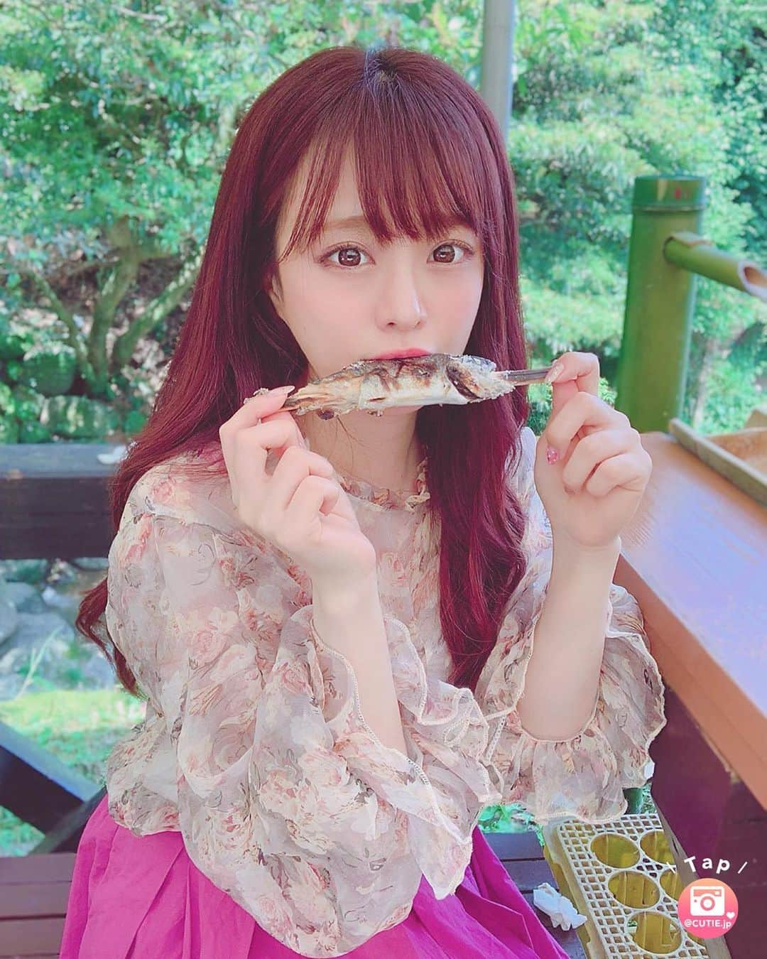 ❤️cutie.jp❤️【キューピー】のインスタグラム：「* 今回ご紹介させて頂きますのは 初めてのご紹介になります * mellさん＜@i.am.mell＞の裸足で駆けてくお写真です📷✨ * え、待って待って❗️ * ちょっと待ってちょっと待って🕺🏻🕺🏻 * 私は貝じゃなくて魚になりたい🐟 * mellさん令和一お魚を食べる姿が可愛い説✨ * 何匹でもお魚プレゼントして差し上げたい🐟🐟🐟🐟🐟 * またもうロケーションもそう * 焼き方もそう * 塩加減もそう * 食べ方もそう * めちゃくちゃな良き🥰 * 今日の晩御飯は魚の塩焼きにしよう😋 * mellさん 川魚が美味しい季節ですねなお写真、 誠にありがとうございました🕴🏻 ＿＿＿＿＿＿＿＿＿＿＿＿＿＿＿＿ ◆◇◆◇◆◇◆◇◆◇◆◇◆◇◆◇ ￣￣￣￣￣￣￣￣￣￣￣￣￣￣￣￣ 紹介をご希望の方は 投稿の写真へのタグ(@cutie.jp) と #キューティー のタグ付けをお願い致します💗💗 ＿＿＿＿＿＿＿＿＿＿＿＿＿＿＿＿ ◆◇◆◇◆◇◆◇◆◇◆◇◆◇◆◇ ￣￣￣￣￣￣￣￣￣￣￣￣￣￣￣￣ @i.am.mell #美人 #かわいい #綺麗 #モデル #美女 #美肌 #韓国 #korea #中国 #china #日本 #japan #サザエさん #お魚 #塩焼き #グルメ #川魚 #美味しい #食べたい #make #makeup #キューティー #cute #cutie #kawaii #fashion #beauty #model」