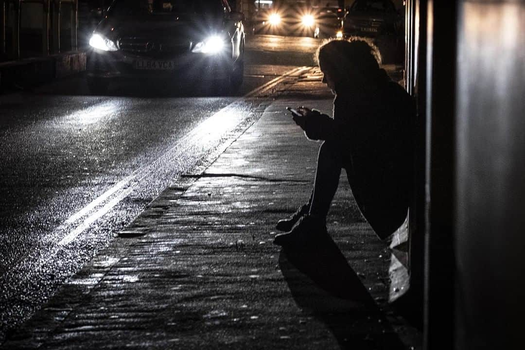 Fujifilm UKさんのインスタグラム写真 - (Fujifilm UKInstagram)「"The cars’ headlights, the rim-lighting on the girl and the texture of the wet road all made this work for me. You need to be quick when you see a scene like this: she was gone a few seconds later! I love using the FUJIFILM X-E3 at night and cranking up the ISO" - Official X-Photographer @streetsnappers whilst in Covent Garden.  X-E3 | XF56mmF1.2 | F4 | ISO 6400 | 1/110 sec  #Fujifilm #XSeries #XE3 #Fujifilmx_uk #streetphotography #street #CoventGarden #London」6月25日 19時00分 - fujifilmuk