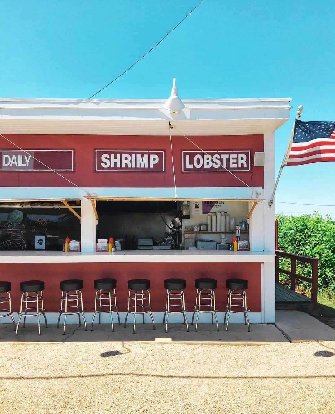 MR PORTERのインスタグラム：「There's more to The Hamptons than 🦞. All summer, we'll be offering same-day delivery to The Hamptons and Nassau County — so you can enjoy your seafood platter in style. Head to the link in bio for more. #MRPORTERHamptons ﻿ -﻿ 📷 Clam Bar, @marky_marc13」