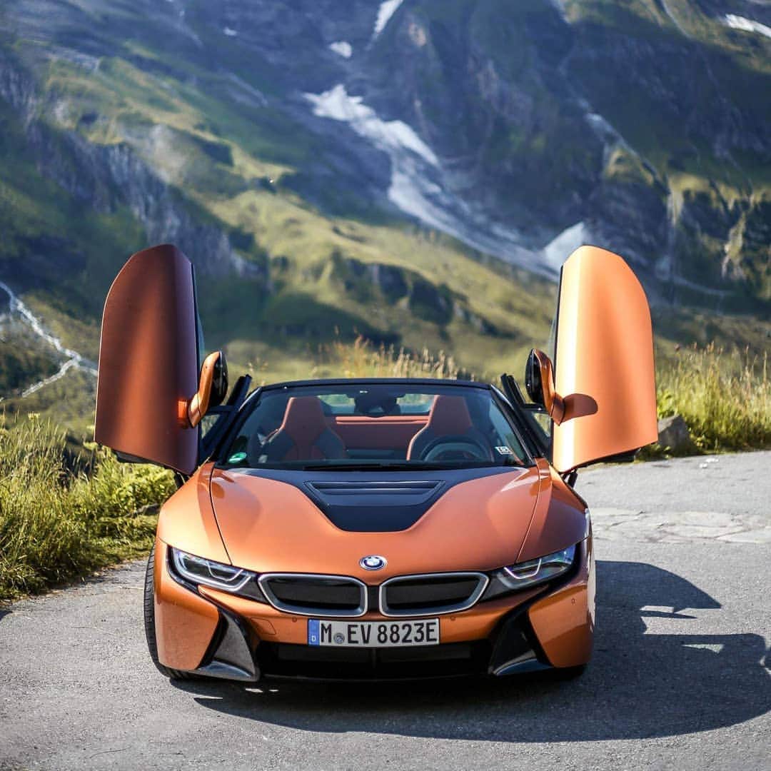 BMW Thailandさんのインスタグラム写真 - (BMW ThailandInstagram)「Hands up for the new perspective of life. เพียงแค่คุณเปิดรับสิ่งใหม่ๆ มุมมองของคุณอาจเปลี่ยนไปตลอดกาล กับ BMW i8 Roadster  #BMW #BMWTH #BMWi #BMWi8Roadster」6月25日 19時02分 - bmwthailand