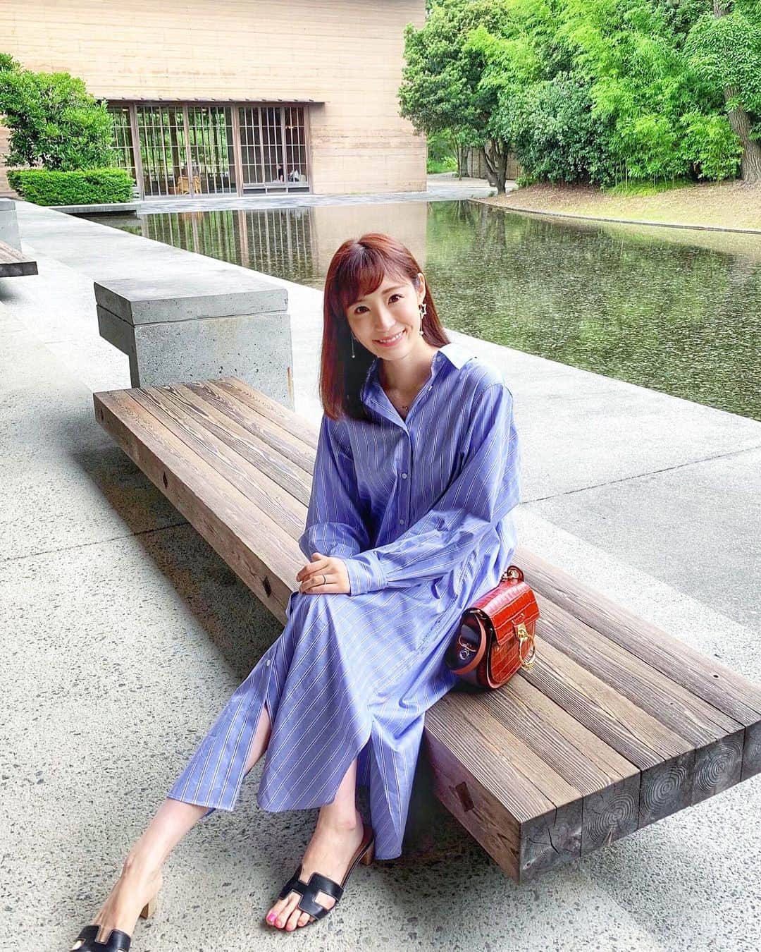 小林真由のインスタグラム：「週末に沼津へ行ってきました🍦 必ず伺う漁港のお店で﻿たらふく海鮮を💪🏻 もっと気軽に行けたらなぁ🐟🙏﻿ ﻿ 前明きの洋服になかなか出会えないので﻿ 何かと着ちゃうワンピース🤱﻿ one-piece: #frayid﻿ sandal: #hermes﻿ bag: #chloe﻿ ﻿ それにしても﻿ TO DOリストが進まない..🤣💛﻿ ﻿ #travel #numazu #旅行 #沼津 #子連れ旅行 #生後7ヶ月 #ファッション #コーデ #ママコーデ #ワンピース #フレイアイディー #クロエ #授乳服」