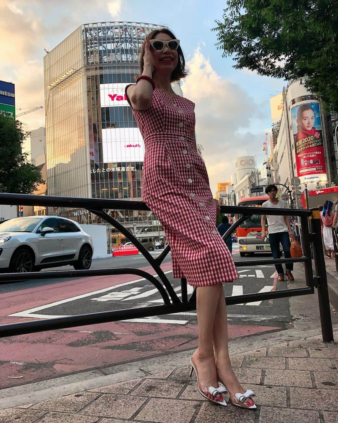 野宮真貴さんのインスタグラム写真 - (野宮真貴Instagram)「東京は夜の七時♪ 渋谷スクランブル交差点でパチリ📸 #東京は夜の七時 #渋谷 #スクランブル交差点 #野宮真貴 #missmakinomiya」6月25日 19時07分 - missmakinomiya