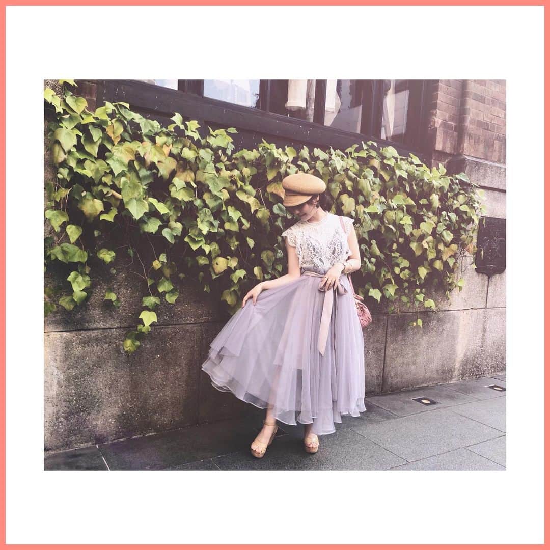 のインスタグラム：「ひぃちゃんがおしゃれ風な写真撮ってくれた🤭 わぁい🖤 ・ photo by @inamori_hisayo ・ hat:#CA4LA accessory:#katespade  tops:#頂き物で不明 skert:#labelleetude bag:#miumiu sandal:#JIMMYCHOO」