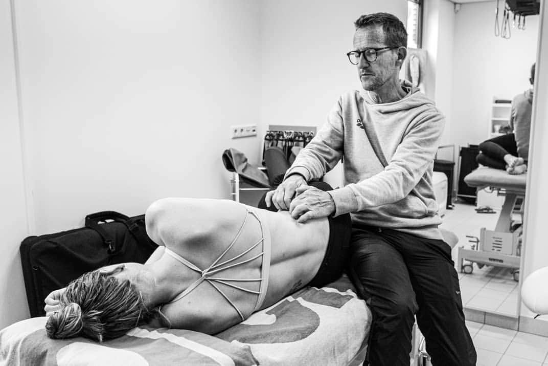 フェムケ・ヘームスケルクのインスタグラム：「My fysio Jan and me captured during a recovery session. 🖤 . . #WorkHardRecoverHard #ImInSafeHands #TeamNL 📸 : @photography_annereitsma」