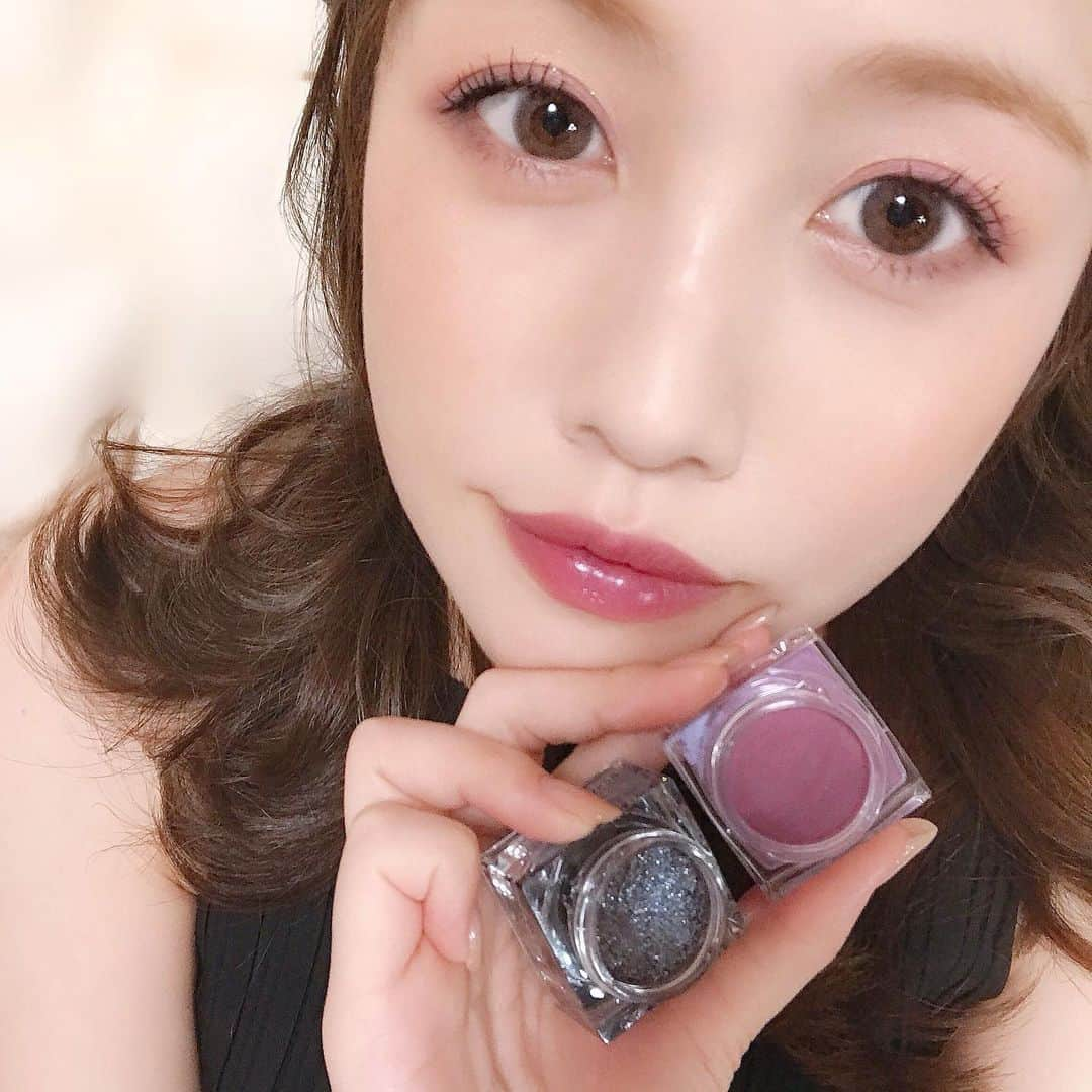 海老原りささんのインスタグラム写真 - (海老原りさInstagram)「. ＼#coffretdor 縛りメイク💄／ . . . いつもとは違った雰囲気に…💜✨ . ５月１日、６月１６日発売の新作コスメ達を使って 楽しく夏メイクしてみました〜🤗 . 使用したコスメ ✔︎#クリアWPリクイドUV 02 オークルC ✔︎#タッピングライトファンデーション 01 標準〜明るめの肌の色 ✔︎#プレイフルカラーアイアンドフェイス 02 ユカタ  E01 ヨゾラ ✔︎#スキンシンクロルージュ WN-76 . E01ヨゾラはまだ販売しているのかな〜？ 人気で完売していそうな予感🥺✨ 見た目は一番濃くて暗いんだけど どう使うの？っていう不安が吹き飛ぶくらい可愛い。 キラキラがすごく素敵。 いつも可愛らしいカラーばかり手にとりがちな私も どうにかして使いこなしたかった😂！ 合わせたのは02ユカタなんですが 単色使いで可愛くも仕上がるし 今回みたいに合わせたカラー次第では 大人っぽくも使える👍🏻✨ . (02ユカタの使い方が知りたいという フォロワー様からのメッセージを頂きました。 少しでも参考になれば嬉しいです😌💕) . 今回初めてしっかり使用してみたファンデーションは 粒子が細かくてブルーパール配合だから サラツヤの仕上がりで良い感じ◎👏🏻✨ (ポンポンやるだけだから簡単過ぎる) コンパクトサイズだから お直し用に持ち運びも出来るな〜と🤔✨ . 大人っぽいメイクで夏のイベントに行きたいなぁ…❤︎ . . . @coffret_dor_official  #えびちゃんメイク#コフレドール#酷暑beauty#ワタシ流summercolor#夏メイク#コスメレビュー#コスメスウォッチ#アイシャドウ#リップ#限定色#pr#motd#makeup#cosmetics#eyeshadow#lipstick」6月25日 19時12分 - ebichan_nn_n