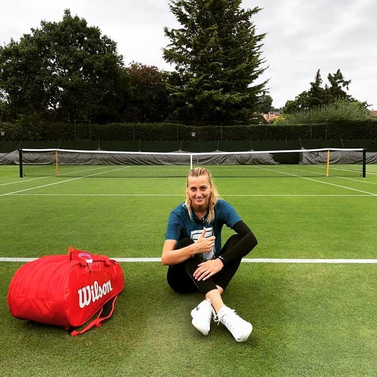 PetraKvitovaさんのインスタグラム写真 - (PetraKvitovaInstagram)「‪Hello @wimbledon - I’m back! ‬ ‪Happy to tell you that my arm is improving and I just hit some balls on the beautiful grass for the first time 👍‬ ‪I'm doing everything I can to be able to compete here but I'll make a final decision later this week. Fingers crossed! 🤞‬」6月25日 19時19分 - petra.kvitova