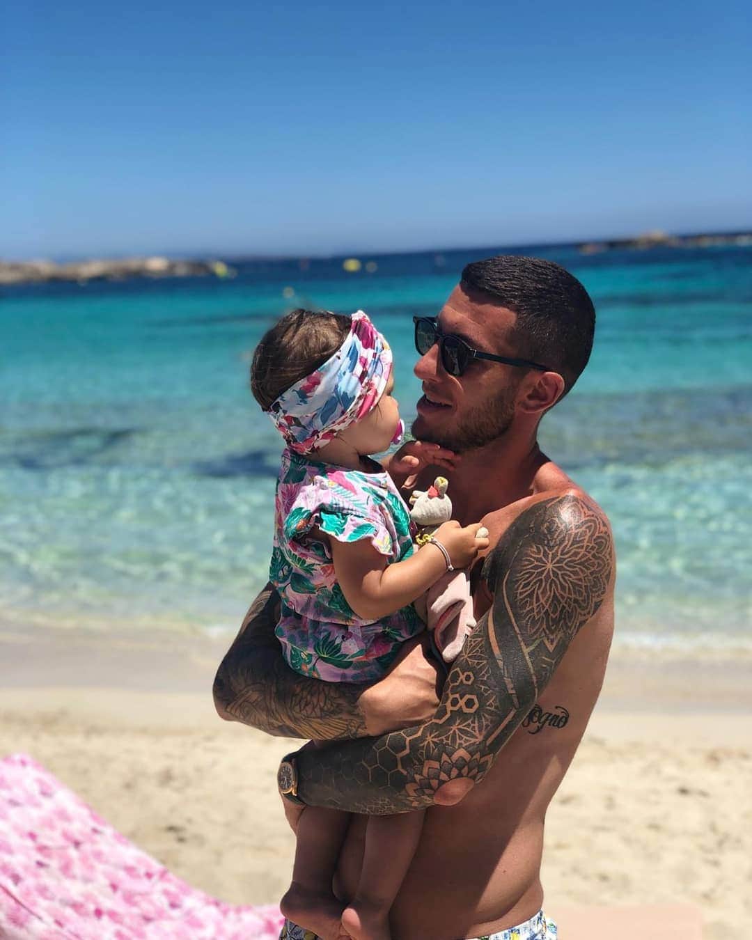 ルカ・マッローネのインスタグラム：「Non c'è storia! La più bella della spiaggia sei tu! 😁❤️」