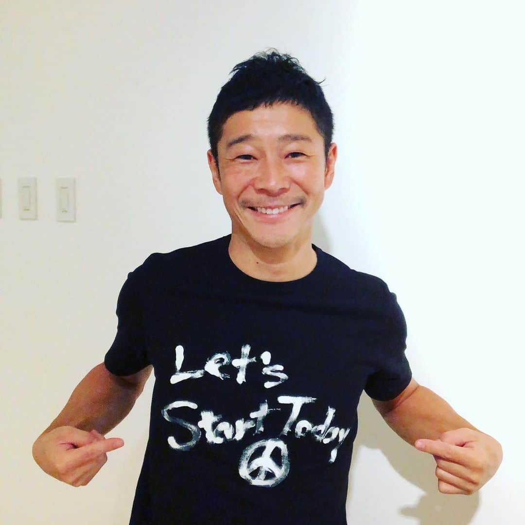 前澤友作さんのインスタグラム写真 - (前澤友作Instagram)「今日の株主総会では僕もスタッフも同じTシャツを着ました。「Let's Start ☮️ Today」のフロント文字は僕が手書きで描いたものです。毎日が始まりだという気持ちで日々精進したいと思います。そしてこのTシャツ、なんと販売することになりました👏よろしければこちらから→ https://zozo.jp/brand/starttoday/」6月25日 19時28分 - yusaku2020