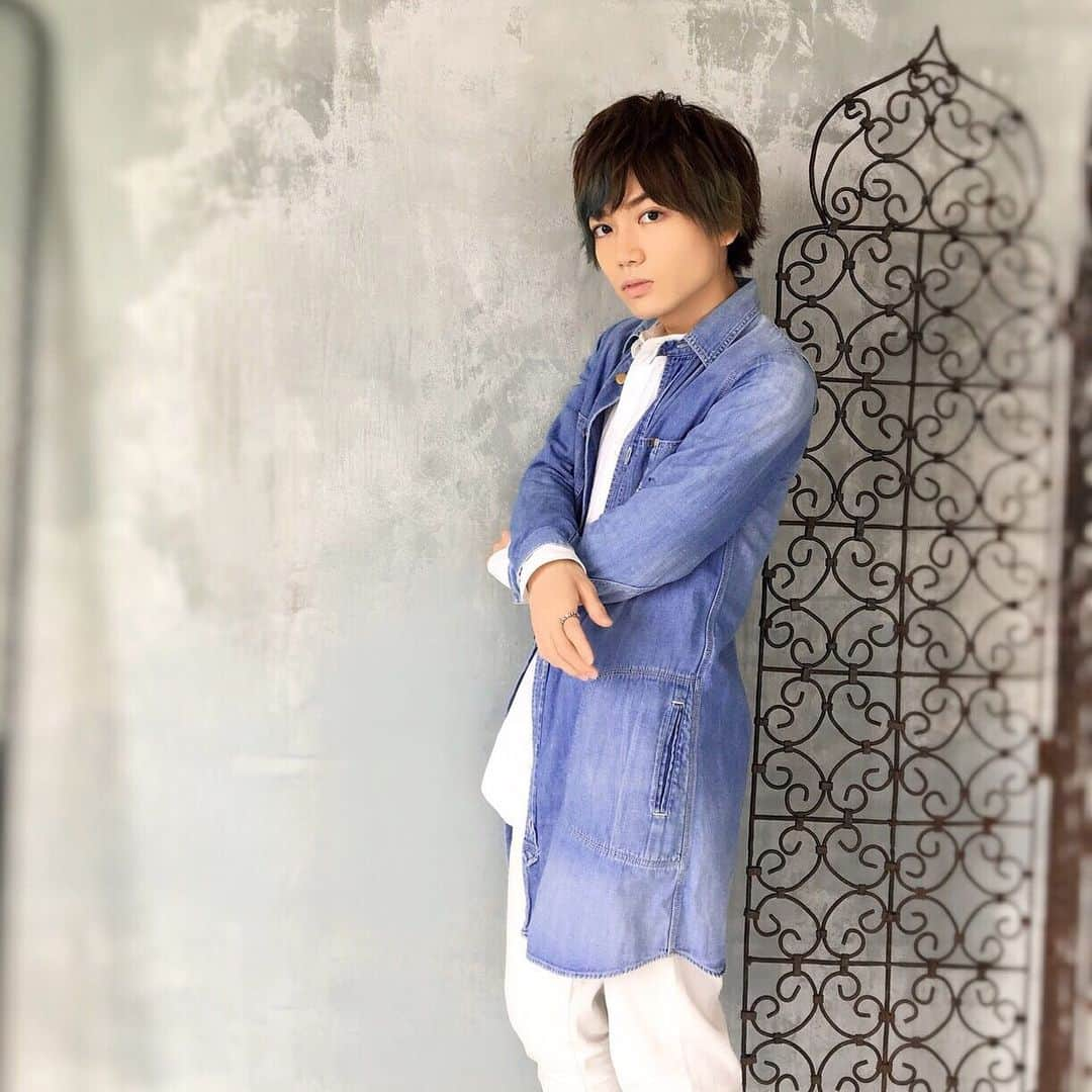 千葉翔也さんのインスタグラム写真 - (千葉翔也Instagram)「6月25日発売の雑誌「ボイスニュータイプ  No.072」にて単独取材をして頂きました！2年近くぶりです。 オフショットをば！  今回用意していただいたのは、爽やかでなかなか普段着ないような衣装。 屋外の撮影では近所の小学生に囲まれて戯れました(笑)  KIKIで連載中の #バッチリしようや でもお世話になっているため、日頃の僕や考え方を知ってくださっている、ボイスニュータイプさんならではの記事になりました。  ぜひチェックしてみてくださいね！ KIKIも毎月タロット占いしたりしてますので、合わせてよろしくお願い致します！  #voicenewtype #声優 #雑誌 #スタイリスト #衣装 #千葉翔也 #tkTAKEOKIKUCHI #style」6月25日 19時29分 - shoya_chiba_official