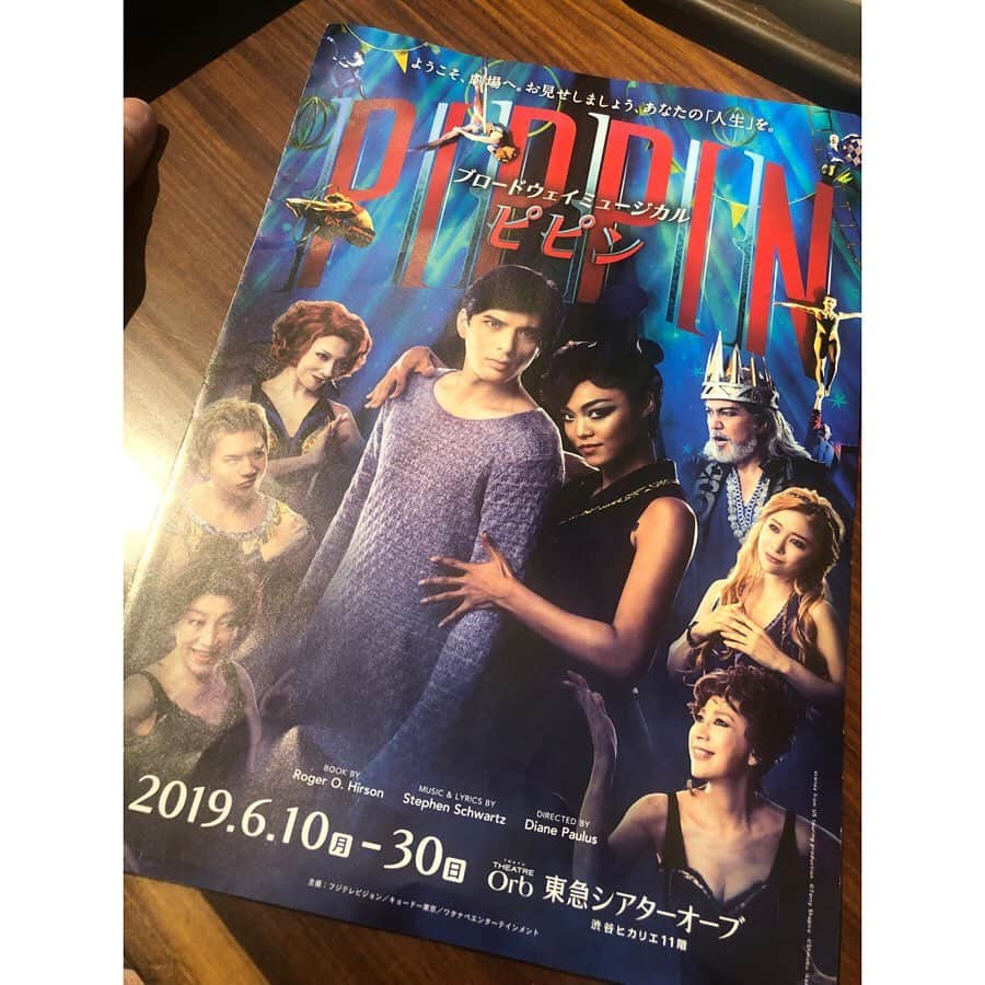 ハリー杉山さんのインスタグラム写真 - (ハリー杉山Instagram)「WOW!!!! 長年お世話になり、大好きな中尾ミエさんを見にPIPPINへ^_^  ミエさん。本当会う度にパワーアップして皆さんます💥 半端ないですって。空中ブランコ逆さまになって歌っても顔笑ってるんですよ😱 もはやギリシャ神話に出てきそう。人生の大先輩でも常に日常を最大限に楽しむ事に全力投球するミエさんからは本当沢山学べてます^_^ 演じられたバーサともこの哲学は見事にリンクしてました^_^ total legend she is!!! そして皆機会があるなら、是非 #pippinthemusical を見てほしい！  長年 @yu_shirota 君のミュージカルを見て、身体的に一番求められた役だったと思います。アクロバットを無数にこなしながら、歌って、踊って心に訴える姿は力強く、その戦う姿はまるで勇者でした^_^  クリちゃん @crystalkayofficial  の初ミュージカルも見れて嬉しかった！本当魔法の世界へ誘ってくれますよ ^_^ hotです🔥hot過ぎます💋 she's gonna take you on one craaaazy roller coaster!!! 後宮澤エマさん @emmamiyazawa 演じる キャサリンが面白くて面白くて...😂ちょっとしたブリジットジョーンズ感があるのに歌は上手すぎ、ピピンとのラブソングには溶けるわ お見事でした。  本当見なきゃ損します🎼 大満足！！！ A brilliant performance full of wild acrobatics, laughs and a sprinkle of tender love. gotta watch it!!!! #ピピン #pippin #musical #ミュージカル  #中尾ミエ #城田優  #crystalkay #クリスタルケイ  #宮澤エマ #broadway」6月25日 19時31分 - harrysugiyama