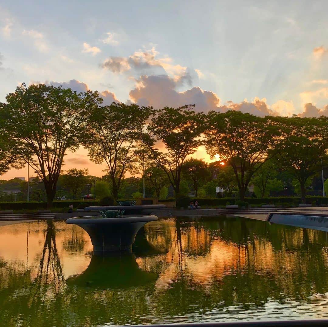 大西宏幸さんのインスタグラム写真 - (大西宏幸Instagram)「公園の噴水から皇居に向かって夕焼けを撮りました。 神々しい！！ #大西宏幸 #衆議院議員 #皇居 #夕焼け #神々しい  I took a sunset from the fountain in the park to the Imperial Palace.  divine! !  # Hiroyuki Onishi # House of Representatives # Imperial Palace # Sunset # Deity」6月25日 19時34分 - hiroyukionishi
