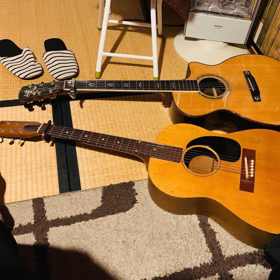 サトウヒロコさんのインスタグラム写真 - (サトウヒロコInstagram)「🎸 プリプロ中。 ギター録音中。 ・ 上ラリビー。120万のギター。 下ギブソン。1967年のビンテージ。価格は8万円。 ・ #どっちもかわい子ちゃん #どっちも同じ扱い #ギター #guitar #ラリビー #Larrivee #Gibson #recording #vintage」6月25日 19時35分 - satohiroko1208