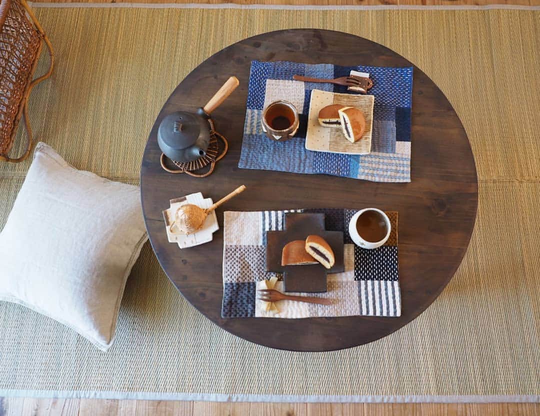 ゆうこさんのインスタグラム写真 - (ゆうこInstagram)「今日のおやつの時間。  どら焼と、ほうじ茶。  息子は、帰りが遅い日だったので、娘と先に2人で食べました😊 ・ ・ 器を置いている刺し子のクロスは @04_me_04 さんの作品✨  色合いも可愛くて、大好きなクロス。  そんな、みーさんが先日、プレゼント企画をされてて応募してみたら、なんと抽選で当選しました！！✨😭😭✨ ・ 今日届けていただいた３枚目の作品たち。  どれも素敵で本当に本当に嬉しいです✨😍 みーさん、ありがとうございました✨ 大切につかわせていただきますね😌 ・ ・ ・ ・ そして、ついに無印良品でい草ラグ購入しました(*^^*) 涼しくて、いい匂いで癒されます😊  #無印良品 #無印良品週間 #刺し子 #インテリア #living #昭和レトロ #ちゃぶ台 #プレゼント企画 #当選 #ありがとうございました #くらし #日々 #おやつ #どら焼 #和菓子 #クッション #古道具 #夏 #い草 #ラグ  #扇風機  #シンプルホーム #いつもいいねコメントありがとうございます #なかなかお返事返せてなくごめんなさい」6月25日 19時45分 - slow.life.works