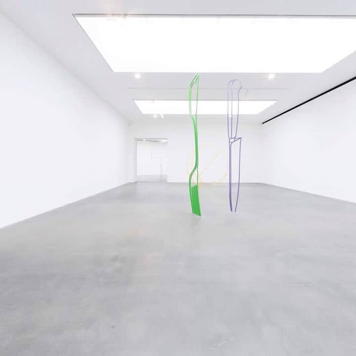 のインスタグラム：「#MichaelCraigMartin: Visit Gagosian, Britannia Street, London, to see an exhibition of new sculptures by Michael Craig-Martin currently on view!  The show presents a group of monumental sculptures, exhibited for the first time indoors. The works depict various items both timeless—as in “Fork and Knife (green and purple)”—and distinctly contemporary, as in “Headphones (magenta).” Find out more via the link in our bio!  __________ #Gagosian #GalleriesNow #ArtPassport @GalleriesNow  Video: GalleriesNow, Artwork © Michael Craig-Martin」