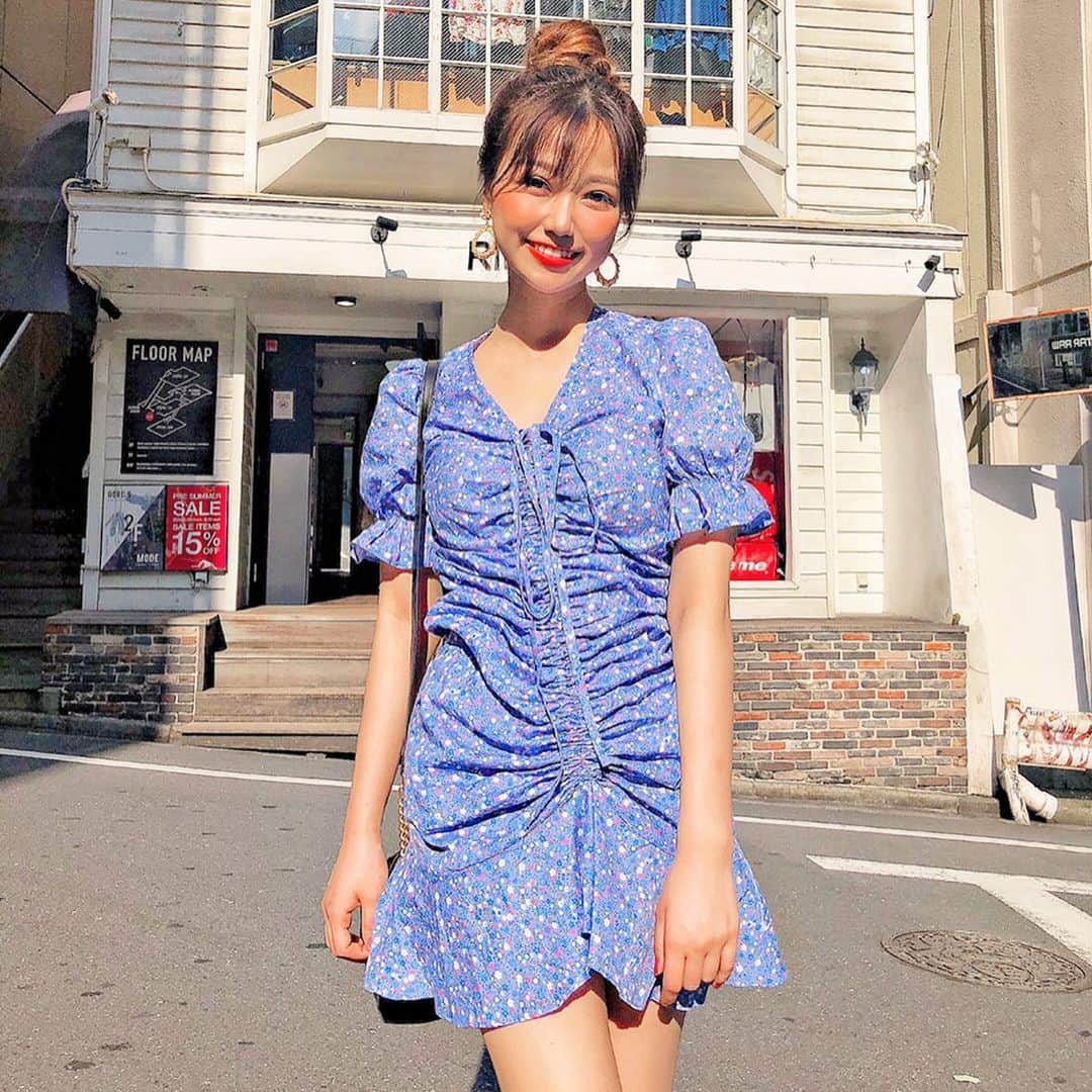 石川晶子（あきぽよ）さんのインスタグラム写真 - (石川晶子（あきぽよ）Instagram)「久しぶりにミニ丈ワンピース👗 たまには足出してこ🌞 ５歳は若返ったな オレンジメイク🍊にコーラルブルー . #韓国ファッション #韓国好き #かんこく #韓国コスメ #ファッションコーデ #ファッション好きな人と繋がりたい #コーデ記録  #シャツコーデ #シャツ #韓国好き #ワンピースコーデ #てぃーしゃつ #Tシャツ #ばりあしゃるむ#ガーリー #ガーリーコーデ #ワンピ #ワンピースコーデ #ワンピース👗」6月25日 19時40分 - i_am____aki