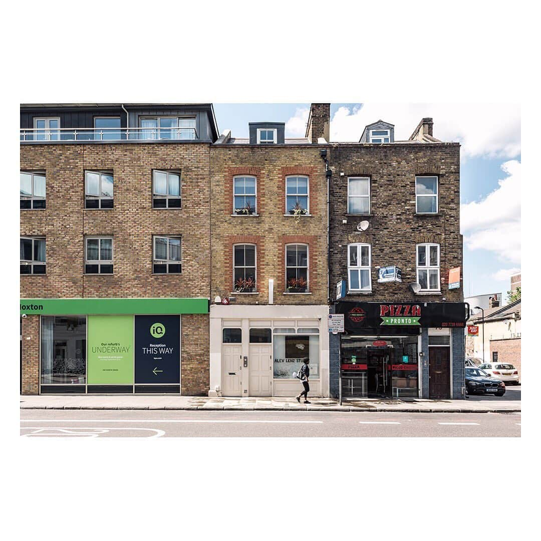 The Modern Houseさんのインスタグラム写真 - (The Modern HouseInstagram)「Making Light Work: an exceptional east London home with commercial space on the lower levels. Link in bio.」6月25日 19時40分 - themodernhouse