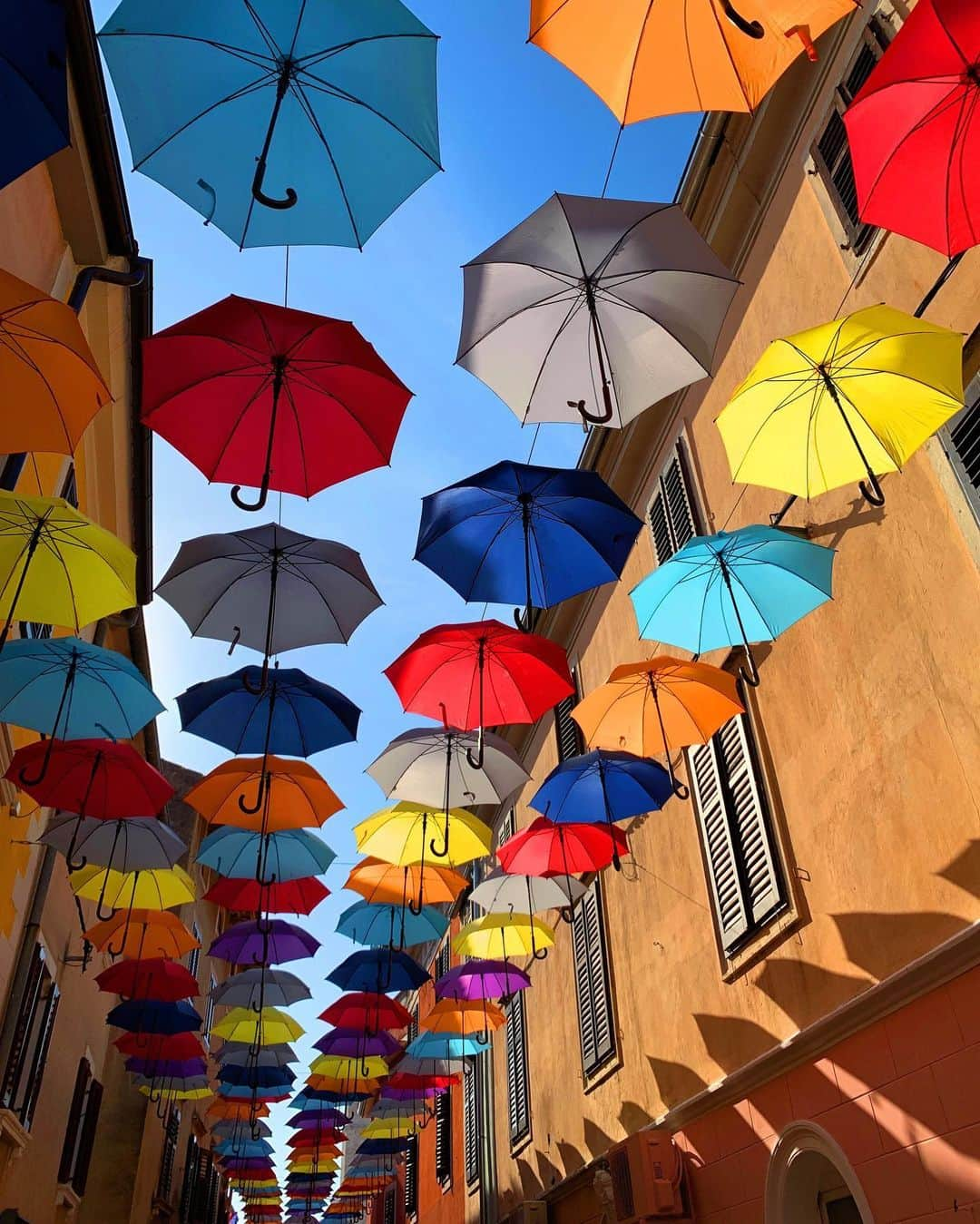 Amata Chittaseneeさんのインスタグラム写真 - (Amata ChittaseneeInstagram)「When Mum sent me photos of umbrellas 🌂 💖☂️🧡💚❤️💙💛」6月25日 19時41分 - pearypie