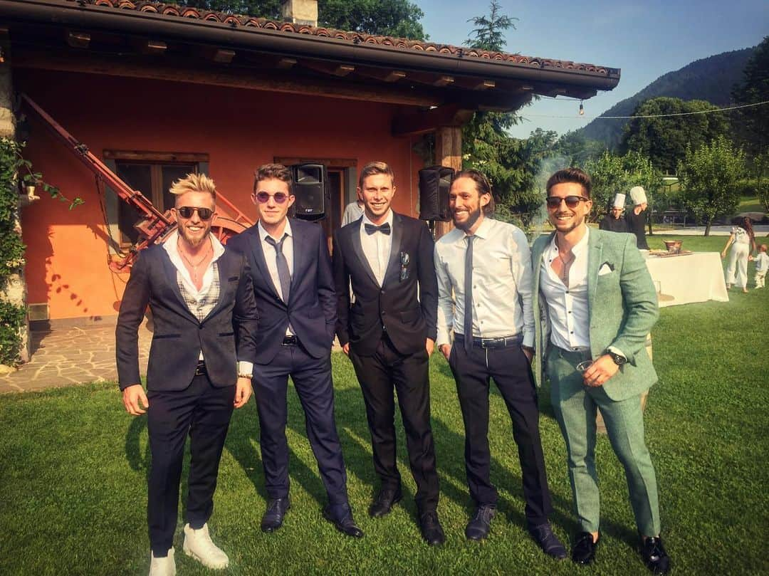 ジャニス・キャバニャのインスタグラム：「Tutto sommato il babbo e la mamma hanno fatto un buon lavoro... 😎 #wedding #weddingday #brothers」