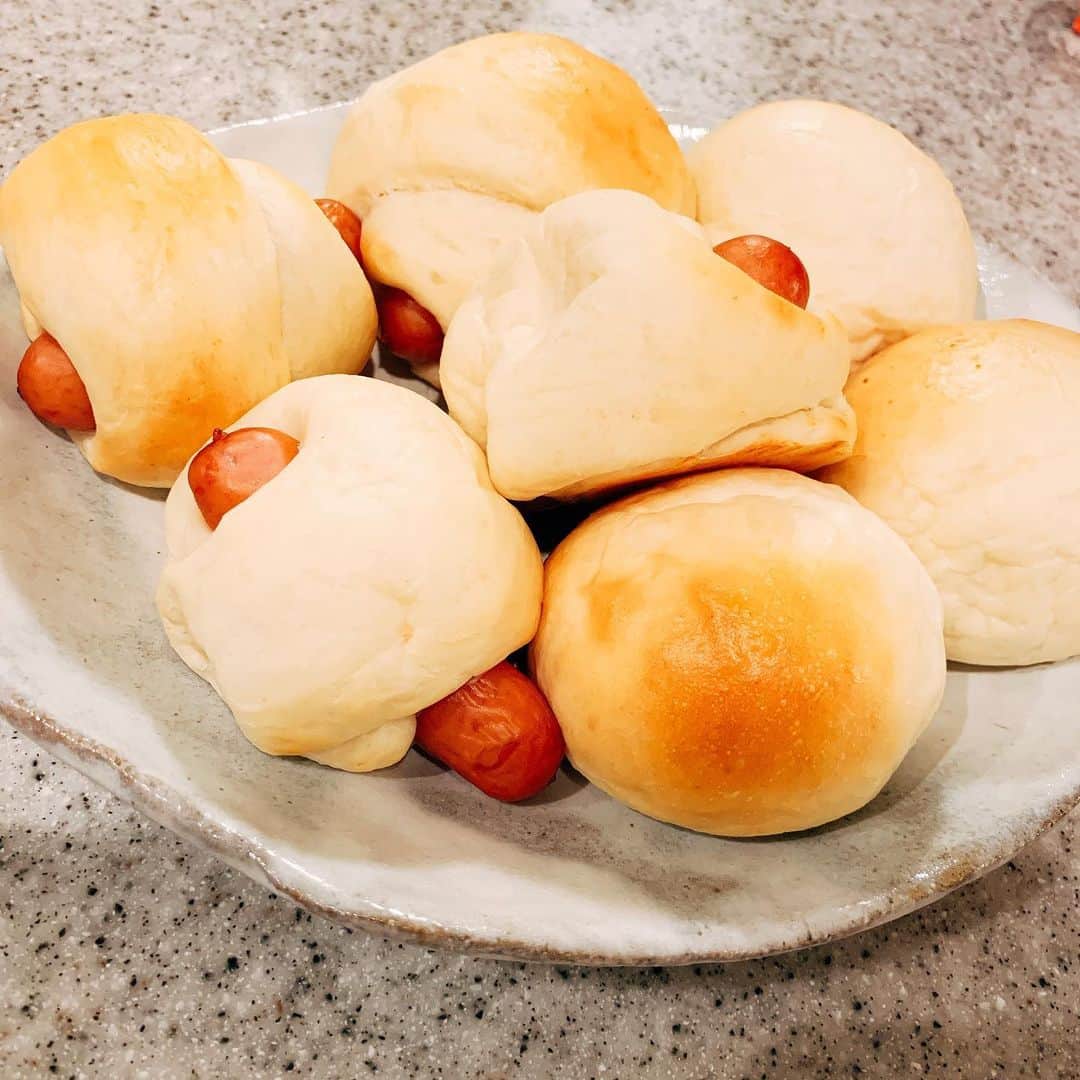 安枝瞳さんのインスタグラム写真 - (安枝瞳Instagram)「. あ、明日食べるパンない😱 ってなるとサクッと作れるくらいパン作りが日常になってきたのと同時に 必要なやつしか作ってないマンネリさん。 レベルアップしなければ。 #えだパン #パン作り #パン作り勉強中  #パン好きな人と繋がりたい  #すぐウインナーパン作っちゃう #丸いのはこえだっち用」6月25日 19時43分 - hitomiyasueda