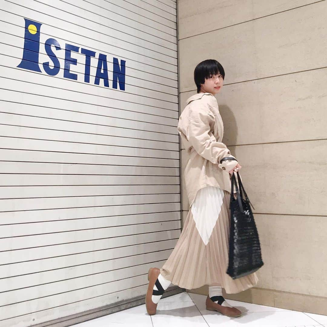 光永さんのインスタグラム写真 - (光永Instagram)「昨日のベージュコーデ☺️ プリーツのロングワンピースがとても可愛い👗🥺 @holidayandholiday_official で初めてゲットしてみた🎉 . ワンピース：#holidayandholiday  アウター：#forever21 サングラス：#toneselectgoods  バッグ：toneselectgoods . ブルーサングラスお気に入り🕶 髪はノーセットです◎ . . #code #coordinate #outfit #shortcut #黒髪ショート #ショートカット #ootd #데일리룩 #ワントーンコーデ #ベージュコーデ #私服 #プリーツスカート」6月25日 19時46分 - hinata_official__