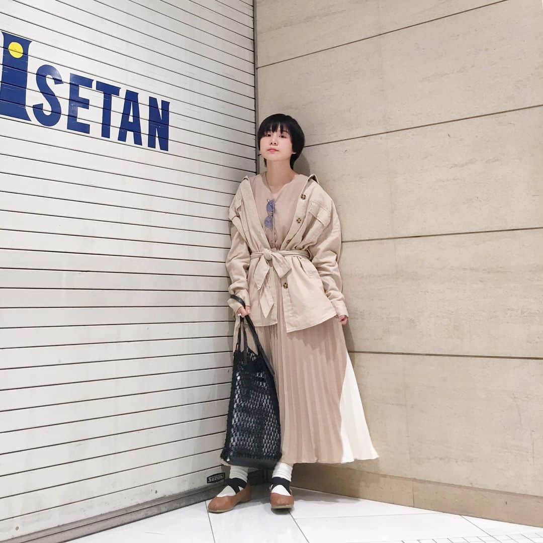 光永さんのインスタグラム写真 - (光永Instagram)「昨日のベージュコーデ☺️ プリーツのロングワンピースがとても可愛い👗🥺 @holidayandholiday_official で初めてゲットしてみた🎉 . ワンピース：#holidayandholiday  アウター：#forever21 サングラス：#toneselectgoods  バッグ：toneselectgoods . ブルーサングラスお気に入り🕶 髪はノーセットです◎ . . #code #coordinate #outfit #shortcut #黒髪ショート #ショートカット #ootd #데일리룩 #ワントーンコーデ #ベージュコーデ #私服 #プリーツスカート」6月25日 19時46分 - hinata_official__