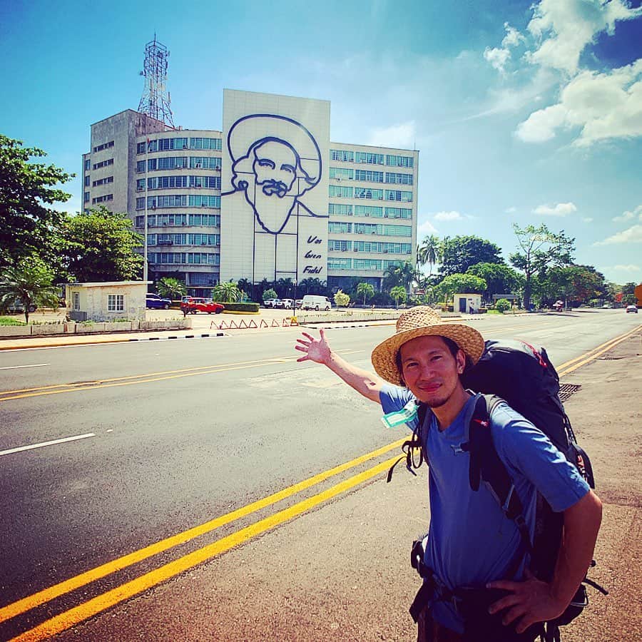 ダイスケさんのインスタグラム写真 - (ダイスケInstagram)「キューバ🇨🇺とてもいい国でした。 初日はボラれたり、自分の外国語の拙さに 心はシャットダウンしかけましたが、 幸いハバナでもトリニダでもCasaの夫婦に恵まれ、また出会ったキューバ人や異国の旅人とも仲良くなれて楽しい旅となりました。  明るいキューバの人柄と太陽に前向きになれた、心が自由になれた旅でした。  写真は帰り際に寄った革命広場ゲバラ前。 トリニダーのCasaの主人、ハイトーンボイスのアドルフと。 ハバナのCasaでフランスのイケメン兄ちゃんと一緒に葉巻の吸い方を教えてもらった夜。 革命広場のカストロ議長と。  キューバ旅で体験したものは、 いずれ音楽なり物なりに変換していければと思います。 写真や動画もまだあるので、たまにインスタでも載せていければと思います。 しばらくキューバ紀行、お付き合いください。  とりあえず！ただいま！  #旅 #ダイスケ #キューバ #キューバ紀行 #cuba #また行きたい #おすすめしたい #サルサを弾きたい #スペイン語を学びたい #落ち込んだ時はハバナクラブを飲んでキューバに想いを馳せよう」6月25日 19時47分 - daisukekatayama_official