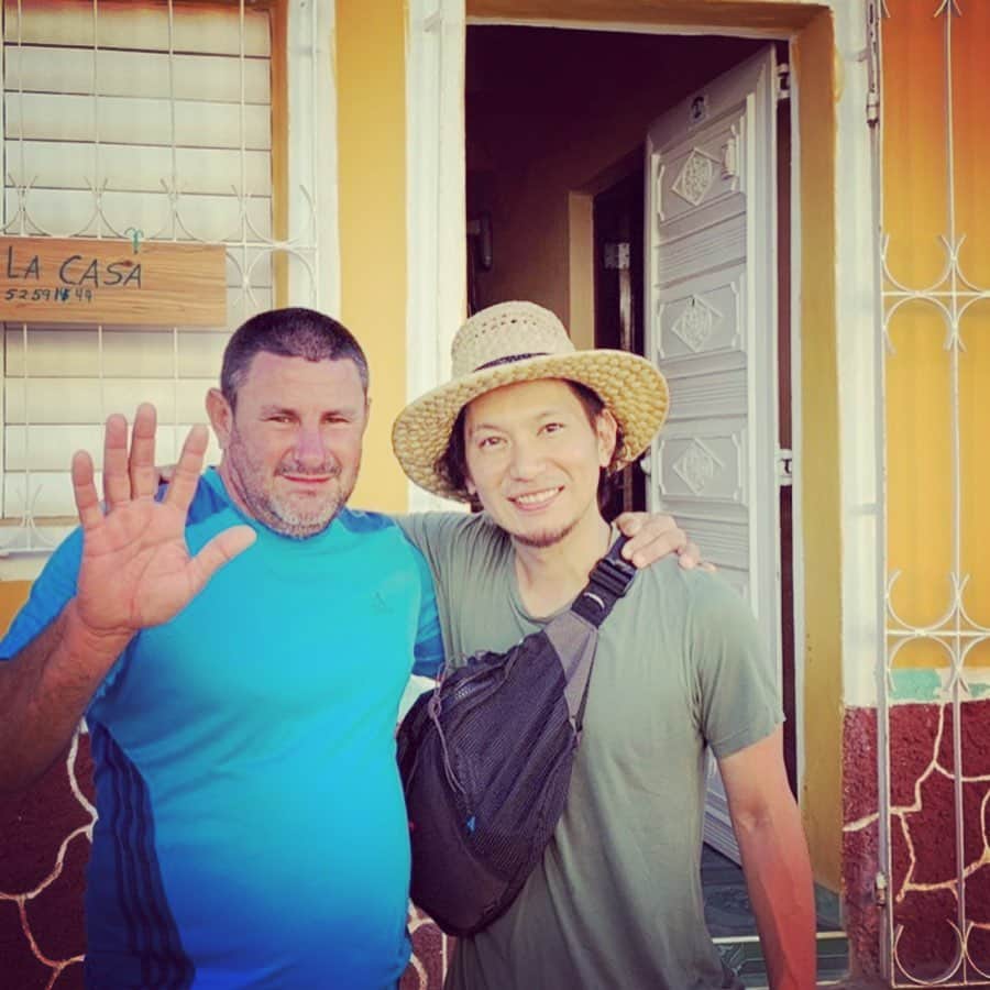 ダイスケさんのインスタグラム写真 - (ダイスケInstagram)「キューバ🇨🇺とてもいい国でした。 初日はボラれたり、自分の外国語の拙さに 心はシャットダウンしかけましたが、 幸いハバナでもトリニダでもCasaの夫婦に恵まれ、また出会ったキューバ人や異国の旅人とも仲良くなれて楽しい旅となりました。  明るいキューバの人柄と太陽に前向きになれた、心が自由になれた旅でした。  写真は帰り際に寄った革命広場ゲバラ前。 トリニダーのCasaの主人、ハイトーンボイスのアドルフと。 ハバナのCasaでフランスのイケメン兄ちゃんと一緒に葉巻の吸い方を教えてもらった夜。 革命広場のカストロ議長と。  キューバ旅で体験したものは、 いずれ音楽なり物なりに変換していければと思います。 写真や動画もまだあるので、たまにインスタでも載せていければと思います。 しばらくキューバ紀行、お付き合いください。  とりあえず！ただいま！  #旅 #ダイスケ #キューバ #キューバ紀行 #cuba #また行きたい #おすすめしたい #サルサを弾きたい #スペイン語を学びたい #落ち込んだ時はハバナクラブを飲んでキューバに想いを馳せよう」6月25日 19時47分 - daisukekatayama_official