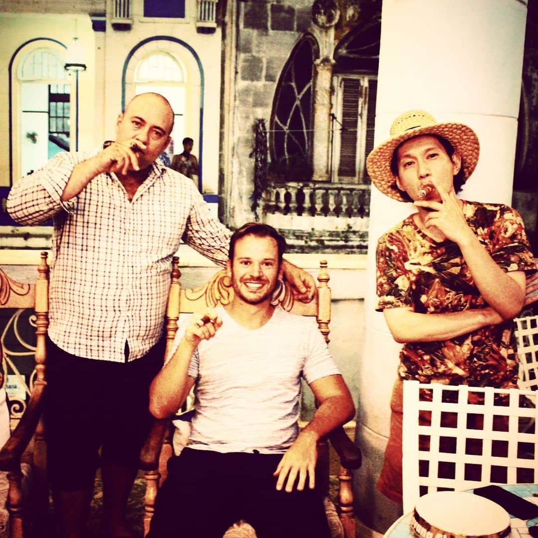 ダイスケさんのインスタグラム写真 - (ダイスケInstagram)「キューバ🇨🇺とてもいい国でした。 初日はボラれたり、自分の外国語の拙さに 心はシャットダウンしかけましたが、 幸いハバナでもトリニダでもCasaの夫婦に恵まれ、また出会ったキューバ人や異国の旅人とも仲良くなれて楽しい旅となりました。  明るいキューバの人柄と太陽に前向きになれた、心が自由になれた旅でした。  写真は帰り際に寄った革命広場ゲバラ前。 トリニダーのCasaの主人、ハイトーンボイスのアドルフと。 ハバナのCasaでフランスのイケメン兄ちゃんと一緒に葉巻の吸い方を教えてもらった夜。 革命広場のカストロ議長と。  キューバ旅で体験したものは、 いずれ音楽なり物なりに変換していければと思います。 写真や動画もまだあるので、たまにインスタでも載せていければと思います。 しばらくキューバ紀行、お付き合いください。  とりあえず！ただいま！  #旅 #ダイスケ #キューバ #キューバ紀行 #cuba #また行きたい #おすすめしたい #サルサを弾きたい #スペイン語を学びたい #落ち込んだ時はハバナクラブを飲んでキューバに想いを馳せよう」6月25日 19時47分 - daisukekatayama_official
