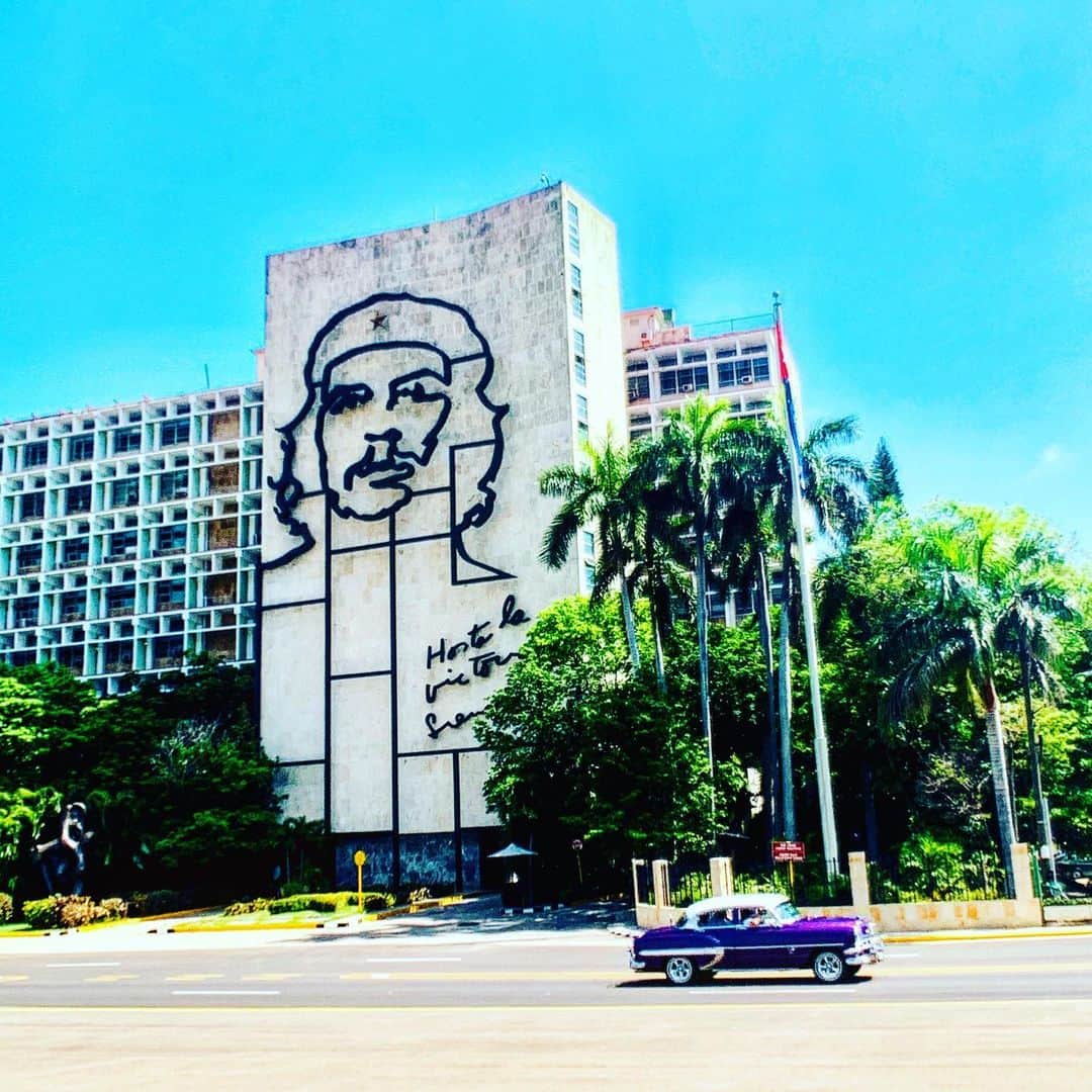 ダイスケさんのインスタグラム写真 - (ダイスケInstagram)「キューバ🇨🇺とてもいい国でした。 初日はボラれたり、自分の外国語の拙さに 心はシャットダウンしかけましたが、 幸いハバナでもトリニダでもCasaの夫婦に恵まれ、また出会ったキューバ人や異国の旅人とも仲良くなれて楽しい旅となりました。  明るいキューバの人柄と太陽に前向きになれた、心が自由になれた旅でした。  写真は帰り際に寄った革命広場ゲバラ前。 トリニダーのCasaの主人、ハイトーンボイスのアドルフと。 ハバナのCasaでフランスのイケメン兄ちゃんと一緒に葉巻の吸い方を教えてもらった夜。 革命広場のカストロ議長と。  キューバ旅で体験したものは、 いずれ音楽なり物なりに変換していければと思います。 写真や動画もまだあるので、たまにインスタでも載せていければと思います。 しばらくキューバ紀行、お付き合いください。  とりあえず！ただいま！  #旅 #ダイスケ #キューバ #キューバ紀行 #cuba #また行きたい #おすすめしたい #サルサを弾きたい #スペイン語を学びたい #落ち込んだ時はハバナクラブを飲んでキューバに想いを馳せよう」6月25日 19時47分 - daisukekatayama_official