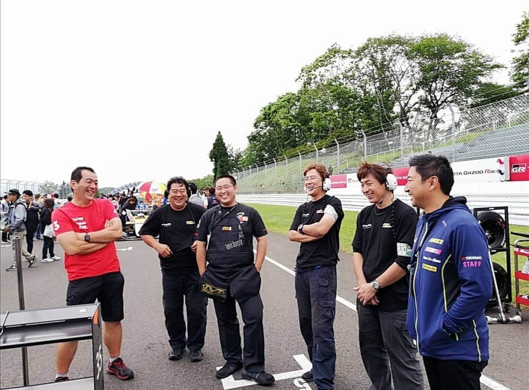 河瀬杏美のインスタグラム：「F3&SF菅生！ F3グリッド、ピット。 35号車駿のところには、SFで違うチームで頑張っているけれど、いつものメンバーが、仲間が、何も言わずとも集まる。☺️ほっこり * #japanformula3 #F3 #F3jp #35 #RSfine #goodsmileracing #GSR #fightgsr」