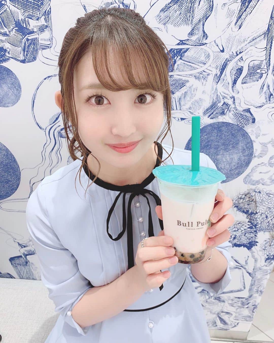 のインスタグラム：「♡ . Bull Pulu🐶💚 苺タイガーミルク🍓🍼 . 夜行ったら待ち時間も ほとんどなく飲めて 嬉しかった〜🥤💕💕 . #bullpulu #tapioka #tapiokamilktea #strawberry #strawberrymilk #rirandture #ootd #coordinate #fashion #instafashion #instagood #instagramjapan #japanesegirl #사복 #팔로우 #메이크업 #ブルプル #灯 #タピオカ #苺ミルク #ミルクティー #名古屋カフェ #大名古屋ビルヂング #さわーカフェ巡り #沢井里奈」