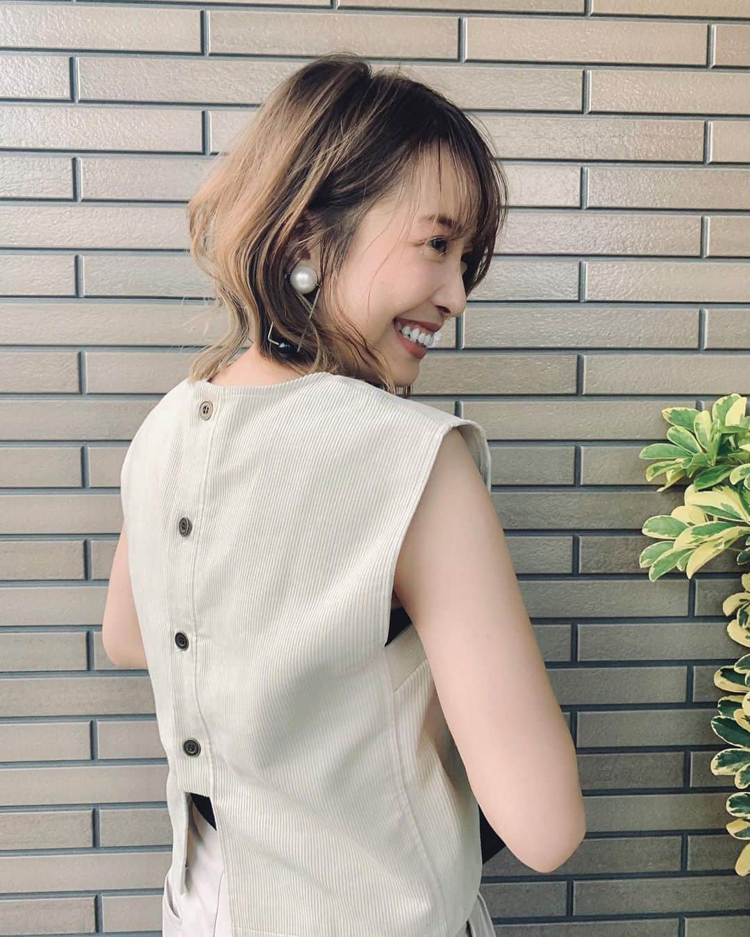 のインスタグラム：「・ 後ろがツボの @lilimeek00 TOPS🎽💕 コーデュロイ素材にノースリというアンバランスな感じも好き🙋‍♀️ ・ #ootd#code#tops#summer#fashion #lilimeek #beautyandyouth #cavezarossoノースリーブ  #コーデュロイ#鹿児島」
