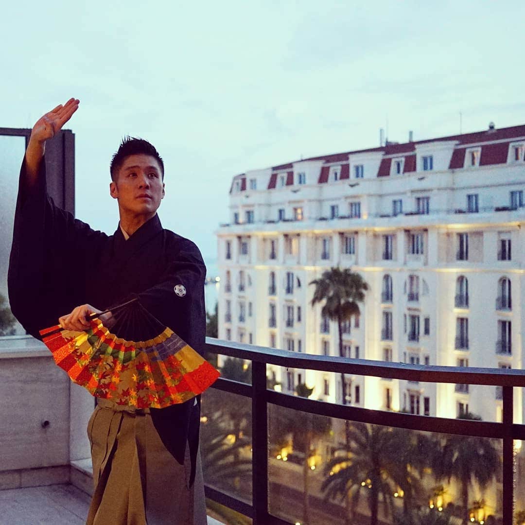 梅川壱ノ介（舞踊家）のインスタグラム：「ICHINOSUKE UMEKAWA IN CANNES.  #梅川壱ノ介 #日本舞踊 #フランス #カンヌ #umekawaichinosuke #japaneseculture #france #cannes」