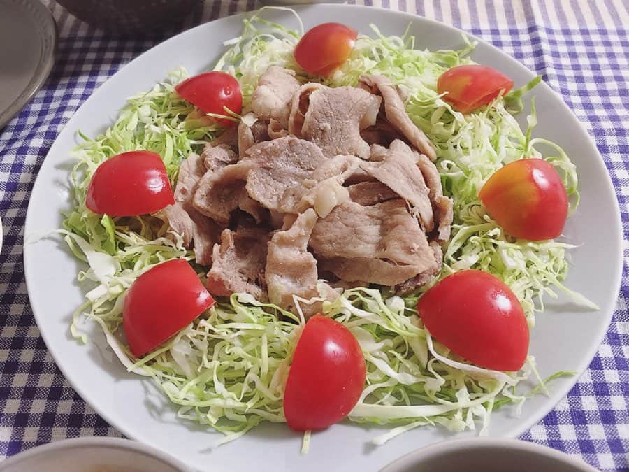 高橋まりなさんのインスタグラム写真 - (高橋まりなInstagram)「. 昨夜のごはん🍚 . 🐖#シュガーポーク の塩麹漬け  #ももスライス #塩麹プラス . 🐷豚汁(#シュガーポーク #バラスライスしょうが焼き用 人参 玉ねぎ 油揚げ こんにゃく しめじ) 🍚雑穀米 🌽トウモロコシ&枝豆 . 1時間ほど塩麹に漬けただけなのに、しっとり柔らかく、ご飯が進む味♡ 子ども達もドレッシングなしで、キャベツと一緒にパクパク食べました‼︎ 大人は大葉とミョウガを乗せて✧ . . デザートは… 🍨#ひとくちチョコアイス (マンゴー) これ本当に美味しくて、いろんな味をリピートしてます♡ . . . @sugarlady_official #シュガーレディ#sugarlady#PR#安心安全#冷凍食品#時短料理#時短cooking」6月25日 20時10分 - marina._.takahashi