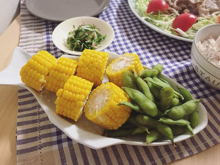 高橋まりなさんのインスタグラム写真 - (高橋まりなInstagram)「. 昨夜のごはん🍚 . 🐖#シュガーポーク の塩麹漬け  #ももスライス #塩麹プラス . 🐷豚汁(#シュガーポーク #バラスライスしょうが焼き用 人参 玉ねぎ 油揚げ こんにゃく しめじ) 🍚雑穀米 🌽トウモロコシ&枝豆 . 1時間ほど塩麹に漬けただけなのに、しっとり柔らかく、ご飯が進む味♡ 子ども達もドレッシングなしで、キャベツと一緒にパクパク食べました‼︎ 大人は大葉とミョウガを乗せて✧ . . デザートは… 🍨#ひとくちチョコアイス (マンゴー) これ本当に美味しくて、いろんな味をリピートしてます♡ . . . @sugarlady_official #シュガーレディ#sugarlady#PR#安心安全#冷凍食品#時短料理#時短cooking」6月25日 20時10分 - marina._.takahashi