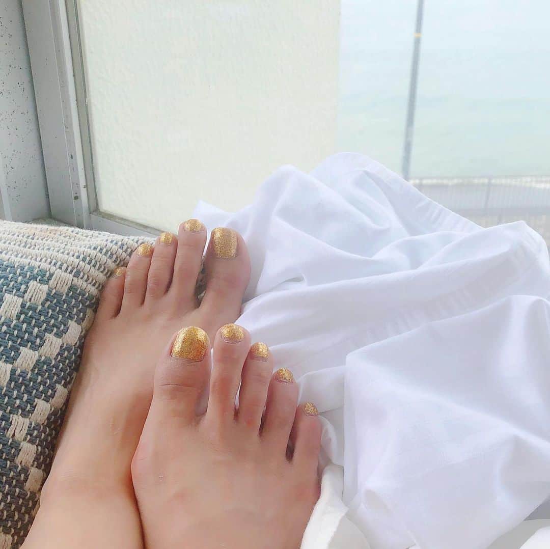 難波礼華さんのインスタグラム写真 - (難波礼華Instagram)「#footnails  色んな大きさのゴールドのラメ混ぜでワンカラー🧡 足元キラキラ可愛い〜☺️☺️☺️ フットジェルはいつも自分でやってるよ🧡」6月25日 20時03分 - ayakanamba