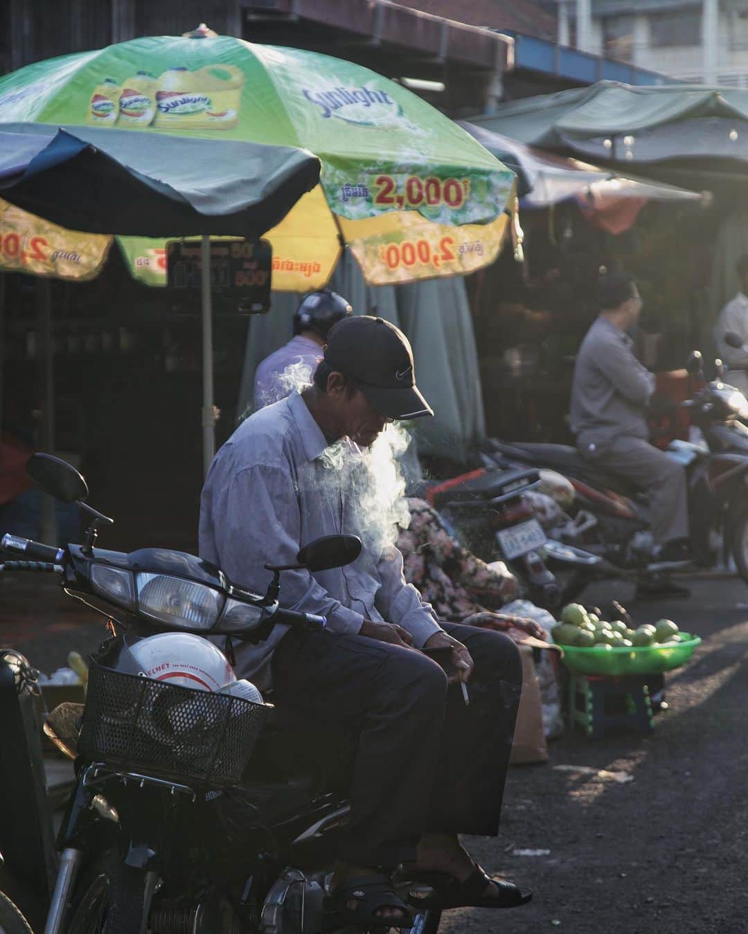 Shunsuke Miyatakeのインスタグラム：「A smoker in the morning light.」
