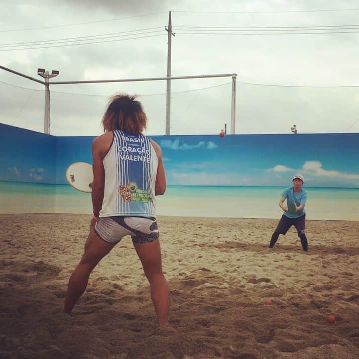 のインスタグラム：「#フレスコボール 🏓 #バックアタック も前より安定してきたはず！！ #立飛ビーチ  #俺のフレスコボール  #Frescoball #Frescobol #スポーツ #アスリート #athlete #マイナースポーツ #ビーチ #beach #sports #ビーチスポーツ#トレーニング #運動  #ラケット #テニス #卓球 #japan #日本 #ブラジル #tennis #羽子板 #tabletennis #筋肉 #mucel」