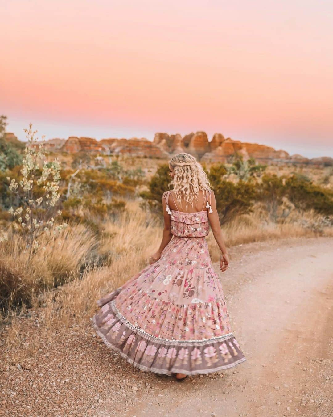 SPELLさんのインスタグラム写真 - (SPELLInstagram)「Those outback sunsets ✨ beauty @elisecook taking the #spellskirtswish to the west in our Wild Bloom Strappy with @turquoiselane 🌾」6月25日 20時09分 - spell