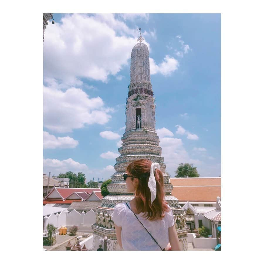 吉田菫さんのインスタグラム写真 - (吉田菫Instagram)「【 タイ🇹🇭】 . LAの次はどーーんと移動して、突然のタイ！笑 . ワットポー、ワットアルン🏰 ずーーーーっと見たかった 涅槃像🧞‍♂️おっきかったー！！ 建物も、どうやってこんなの作ったんだろう、、 当時の技術で、、本当に綺麗でうっとりでした😌💙 仏陀の歴史とか、たくさん知れた◎ わたしは前お寺でお札を描いてもらったりしたり 何年も昔からサクヤンが気になっていて実際に施術所を見れて嬉しかった🐯 入れてはないけど！ 信じる人には自分を守ってくれる素敵な御守りになるとおもう◎ . この日は、タイで買ったパンツ(300円)に タイのH&Mで(謎に)買ったトップとヘアゴムでホワイトコーデ🕊☁️ . #タイ #ワットポー #すぅ旅 #すぅ服」6月25日 20時19分 - sumiredooon1228