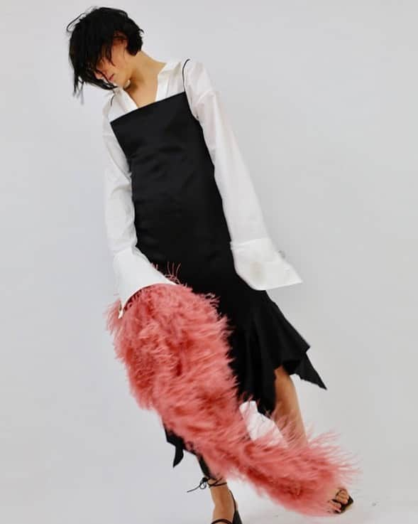 Marques Almeidaさんのインスタグラム写真 - (Marques AlmeidaInstagram)「The wonderful Lia in our Pre Fall 19 capsule 🖤  marquesalmeida.com #marquesalmeida #magirls #blackdress #pinkfeathers」6月25日 20時12分 - marques_almeida