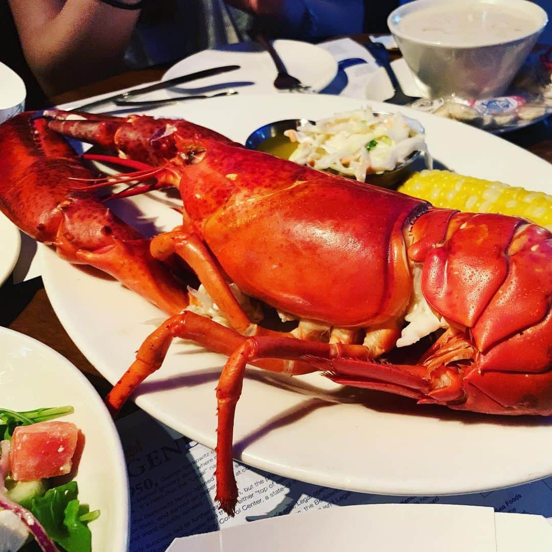 のインスタグラム：「本当に大好物だらけ🤤🤤🤤❤️ ボストンでオススメのレストラン！ Leagal seafood 🦞🦐🍷💕 #legalseafood#bostonfoodie #Boston#seafood#シーフード #lobster#ロブスター#🦞 #clamchowder#クラムチャウダー ☝︎全部大好物すぎて🥺💕 #oyster#牡蠣 #sangría#サングリア #travel#trip#memories  #ボストン旅行#ボストン留学 #旅行#アメリカ旅行 #ごちそうさまでした」