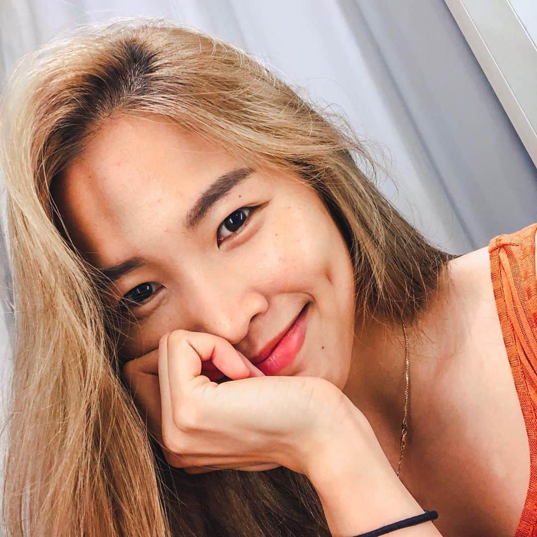 ラチャノック・インタノンのインスタグラム：「𝑵𝒆𝒗𝒆𝒓 𝒃𝒍𝒂𝒎𝒆 𝒂𝒏𝒚𝒐𝒏𝒆 𝒊𝒏 𝒚𝒐𝒖𝒓 𝒍𝒊𝒇𝒆. 𝑮𝒐𝒐𝒅 𝒑𝒆𝒐𝒑𝒍𝒆 𝒈𝒊𝒗𝒆 𝒚𝒐𝒖 𝒉𝒂𝒑𝒑𝒊𝒏𝒆𝒔𝒔. 𝑩𝒂𝒅 𝒑𝒆𝒐𝒑𝒍𝒆 𝒈𝒊𝒗𝒆 𝒚𝒐𝒖 𝒆𝒙𝒑𝒆𝒓𝒊𝒆𝒏𝒄𝒆. 𝑾𝒐𝒓𝒔𝒕 𝒑𝒆𝒐𝒑𝒍𝒆 𝒈𝒊𝒗𝒆 𝒚𝒐𝒖 𝒂 𝒍𝒆𝒔𝒔𝒐𝒏. 𝑩𝒆𝒔𝒕 𝒑𝒆𝒐𝒑𝒍𝒆 𝒈𝒊𝒗𝒆 𝒚𝒐𝒖 𝒎𝒆𝒎𝒐𝒓𝒊𝒆𝒔... 🙂🖤」