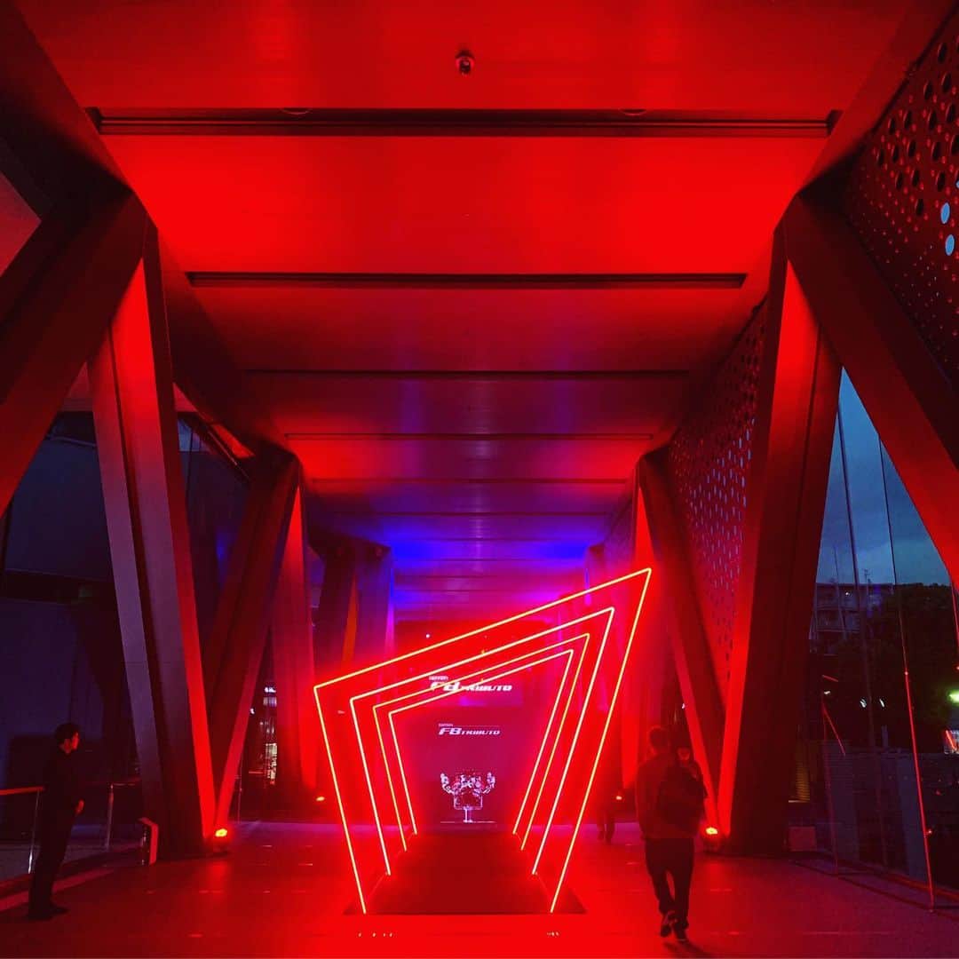のインスタグラム：「FERRARI F8 TRIBUTO JAPAN PREMIERE at The Museum of Contemporary Art Tokyo. 紅くて蒼くて紅くて蒼い。#ferrari #f8tributo #JAPANPREMIERE #mot #goodvibesonly #goodneighbors #tokyostyle #tokyolife #thisistokyo #thisisjapan」