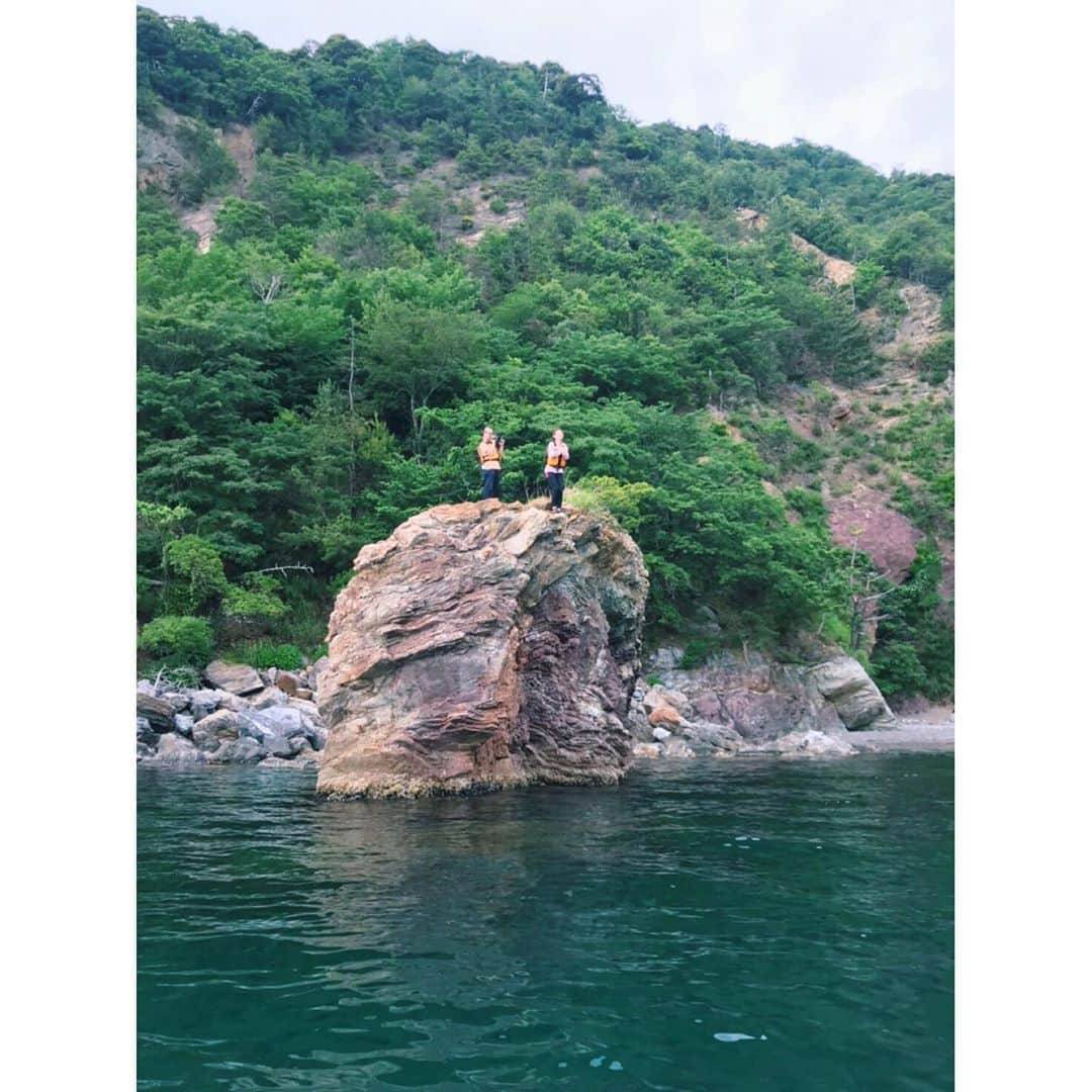 的場絢香さんのインスタグラム写真 - (的場絢香Instagram)「🌊﻿ ﻿ カヤックで若狭湾をぐるり🚣‍♀️！﻿ ﻿ リアス式海岸を眺めながら﻿ 天然の洞窟に入ったり、﻿ 海の生き物を間近で見たり、﻿ 大自然を満喫！✧﻿ (高さは3.5mの岩場からのダイブは﻿ ほんと怖かった。笑)﻿ ﻿ ☞﻿(@asobo_ya ) ﻿ _________________________________ #石川さん情報liveリフレッシュ  #石川テレビ #旅したがーる #旅 #福井 #若狭湾 #カヤック #海」6月25日 20時18分 - ayaka_matoba